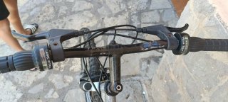Bicicleta de montaña roja y gris