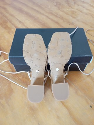 Sandalias nude tacón tiras tobillo