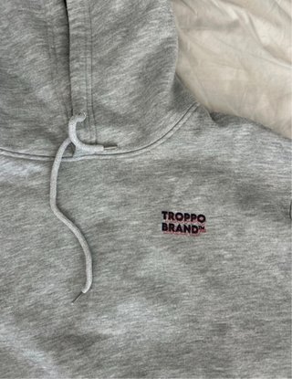 Sudadera Gris con Capucha Troppo Brand