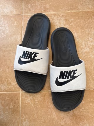 Chanclas Nike Negras y Blancas