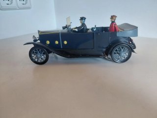 Coche de hojalata