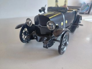 Coche de hojalata