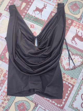 Top negro drapeado escote V