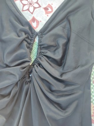Top negro drapeado escote V