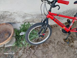 Bicicleta infantil roja casi sin usar