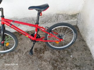 Bicicleta infantil roja casi sin usar