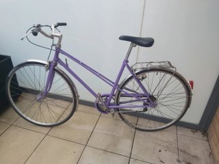 Bicicleta de ciudad morada