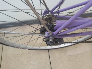 Bicicleta de ciudad morada
