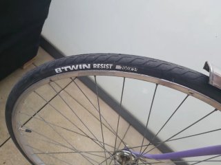 Bicicleta de ciudad morada