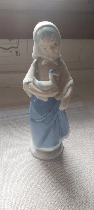 Muñeca porcelana niña con pato