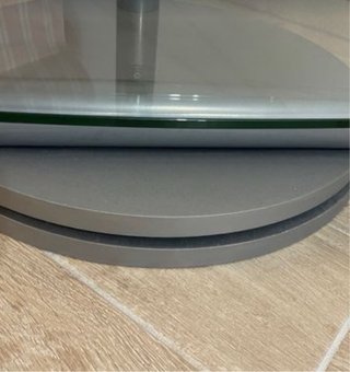Mesa de cristal y metal gris