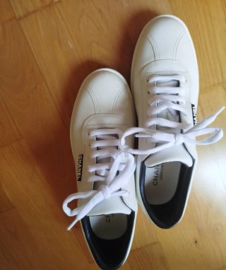 Zapatillas Chanel de mujer, blancas.