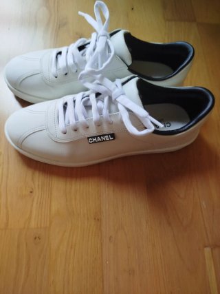 Zapatillas Chanel de mujer, blancas.