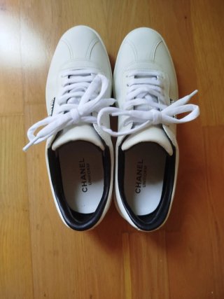 Zapatillas Chanel de mujer, blancas.
