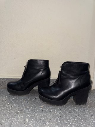 Botines negros con cremallera