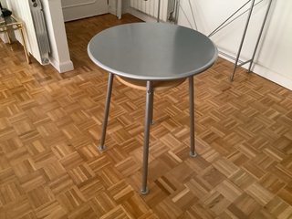 Mesa redonda metálica con estante de madera,