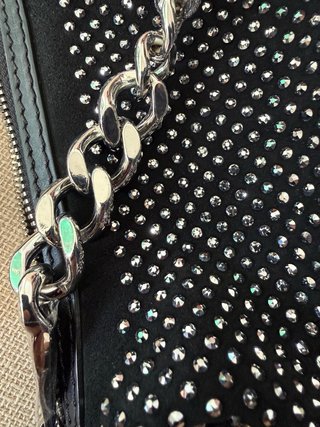Bolso de hombro negro con tachuelas plateadas