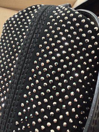 Bolso de hombro negro con tachuelas plateadas