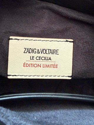 Bolso de hombro negro con tachuelas plateadas