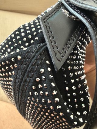Bolso de hombro negro con tachuelas plateadas
