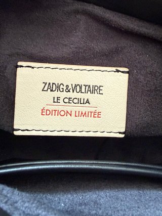 Bolso de hombro negro con tachuelas plateadas