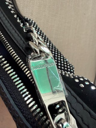 Bolso de hombro negro con tachuelas plateadas