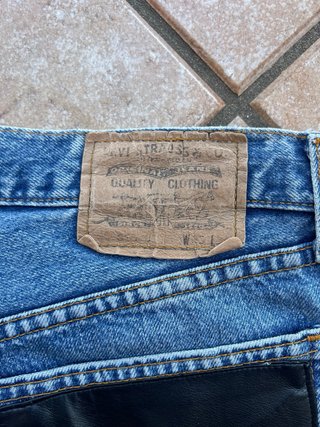Levi's custom con borchie e tasca nera