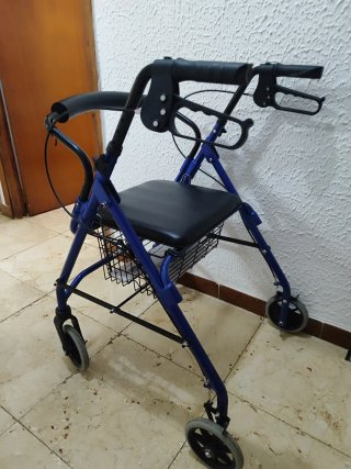 Andador azul con cesta y asiento