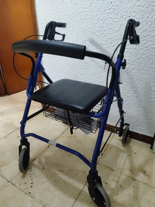 Andador azul con cesta y asiento