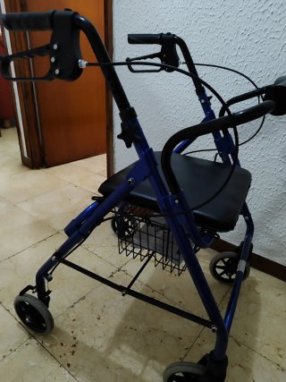 Andador azul con cesta y asiento
