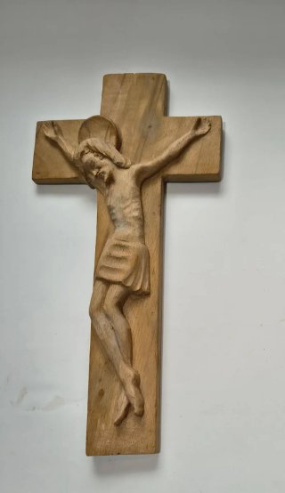 Crocifisso in legno scolpito a mano