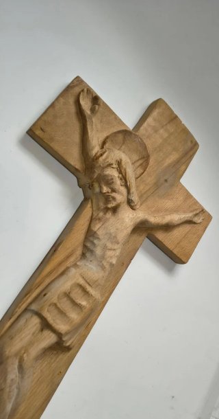 Crocifisso in legno scolpito a mano