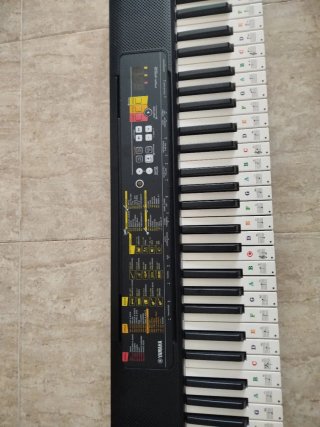 Teclado piano electrónico Yamaha PSR-F52 con atril
