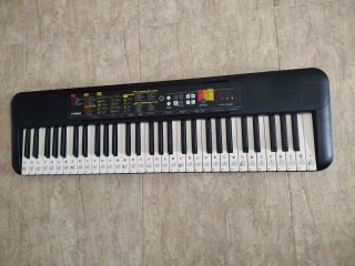 Teclado piano electrónico Yamaha PSR-F52 con atril