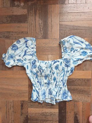 Blusa estampada floral azul y blanco