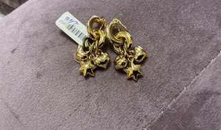 Pendientes dorados con charms de corazón y estrell