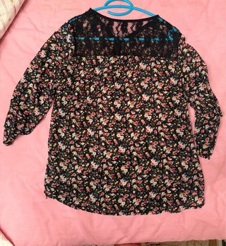 Blusa floral manga 3/4 con cremallera Talla S