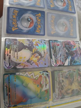 Cartas Pokémon VMAX Charizard, Pikachu.