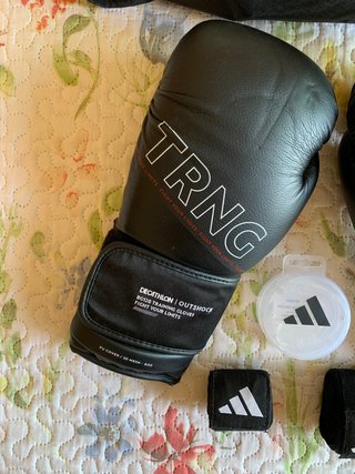 Kit Boxeo Adidas Outshock Guantes y Vendas