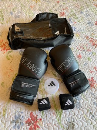 Kit Boxeo Adidas Outshock Guantes y Vendas