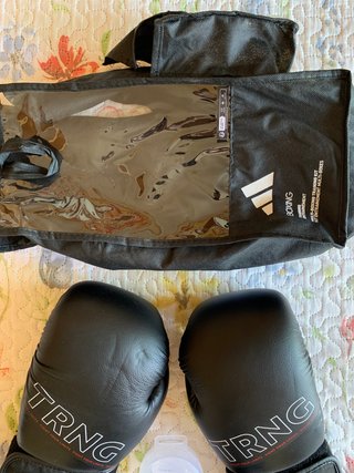 Kit Boxeo Adidas Outshock Guantes y Vendas