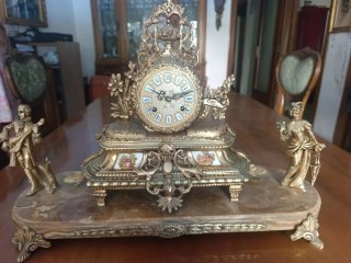 Reloj antiguo con 2 candelabros – gran guarnición