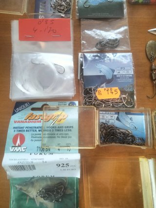 Lotto di attrezzature da pesca: attrezzature, ami, accessori