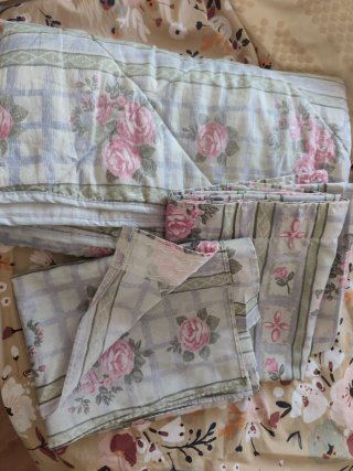 2 Cortinas beige y rosas con flores. Regalo colcha