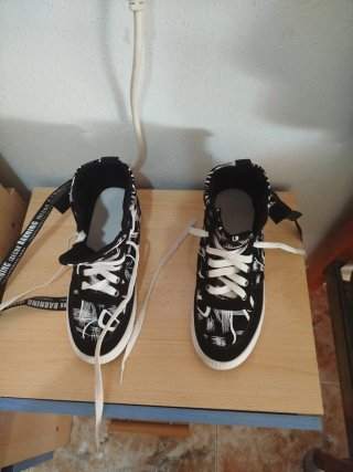 Zapatillas negras con estampado blanco