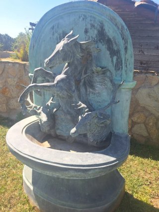 Gran fuente de bronce de caballo y ciervos