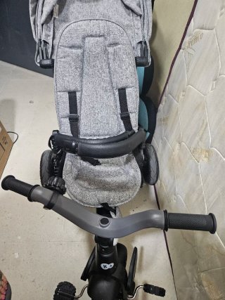 Triciclo gris para bebé