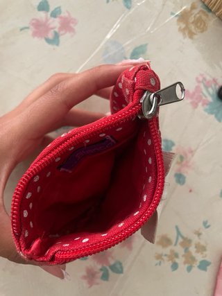 Monedero rojo con lunares blancos y lazo