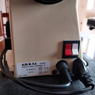 Máquina de coser eléctrica de la marca Alfa