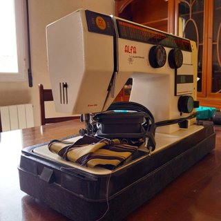 Máquina de coser eléctrica de la marca Alfa